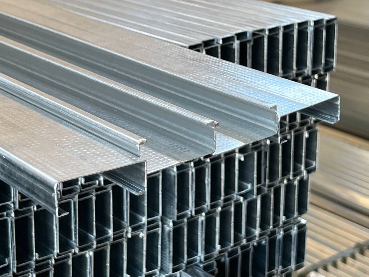 پروفیل F47 کناف | زیرسازی سقف کاذب با کیفیت گالوانیزه